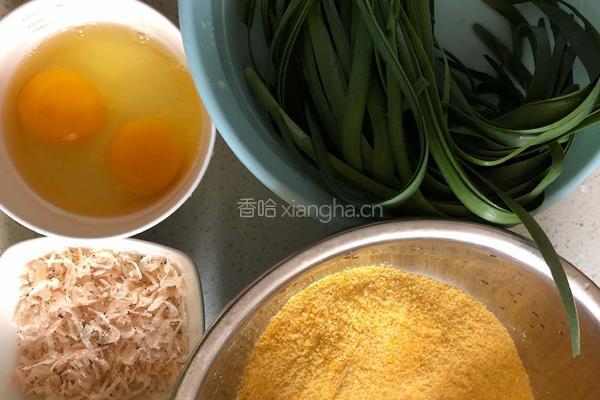 鸡蛋虾皮韭菜玉米饼的做法图解1