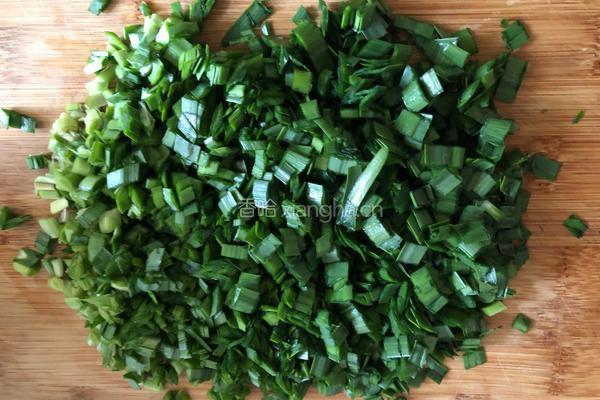 鸡蛋虾皮韭菜玉米饼的做法图解4