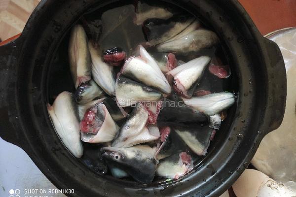 砂锅闷鳗鱼头的做法图解2