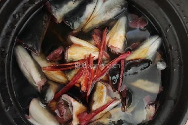砂锅闷鳗鱼头的做法图解4