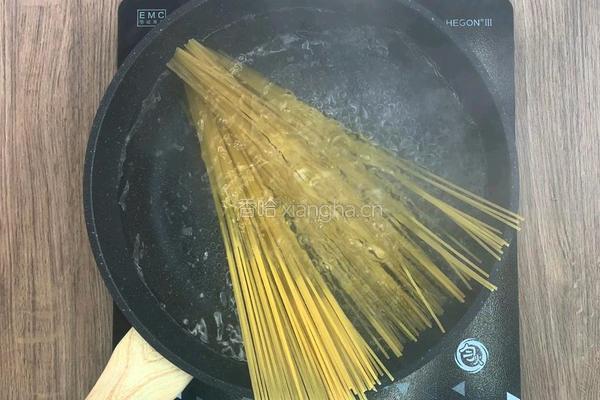 咸蛋黄培根炒意面的做法图解2