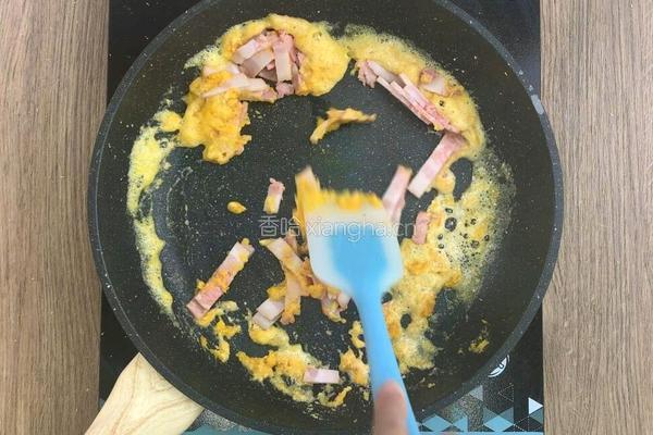 咸蛋黄培根炒意面的做法图解7