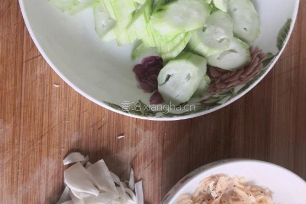 丝瓜虾皮的做法图解1