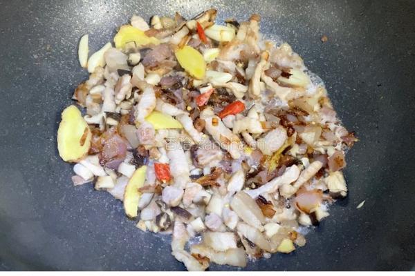 加上这个，卤肉饭香滑软嫩，好吃不腻的做法图解4