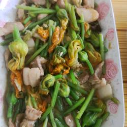 南瓜花炒黑猪肉的做法[图]