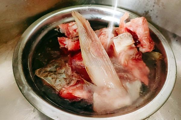 白萝卜鱼头汤的做法图解3