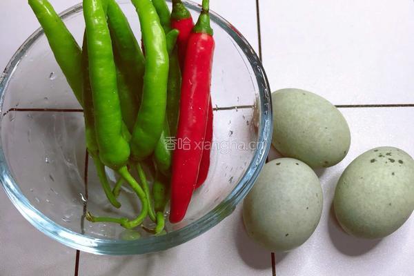辣椒擂皮蛋的做法图解1