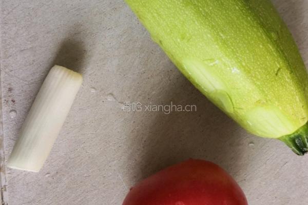 西葫芦对对碰西红柿的做法图解1