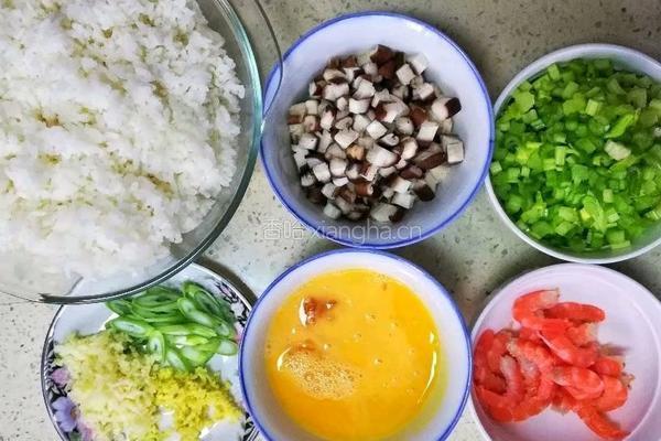 西芹虾仁蛋炒饭的做法图解1