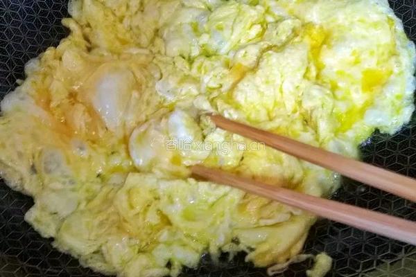 西芹虾仁蛋炒饭的做法图解3