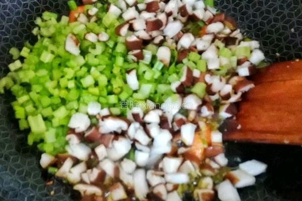 比扬州炒饭还好吃的虾仁西芹蛋炒饭的做法图解5