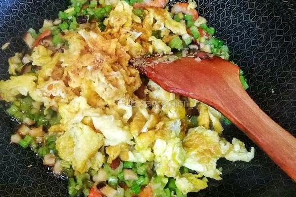 西芹虾仁蛋炒饭的做法图解6