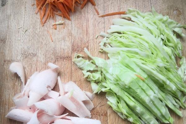 卷心菜炒鸡胸肉的做法图解1