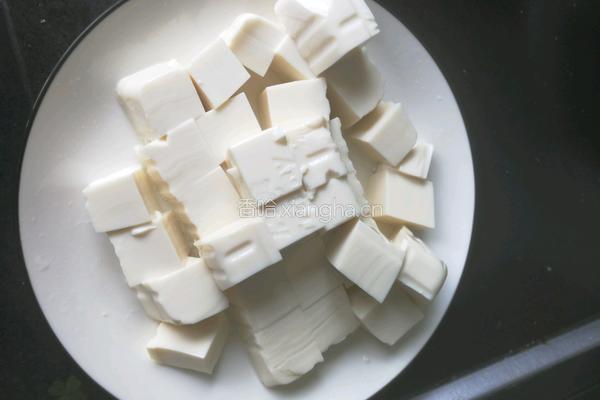 蟹粉豆腐的做法图解1