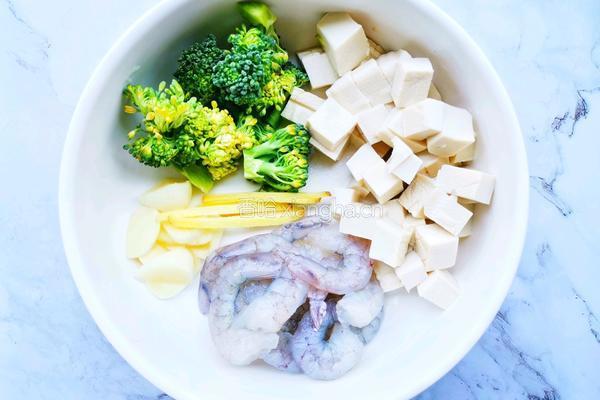 西兰花虾仁豆腐汤的做法图解1