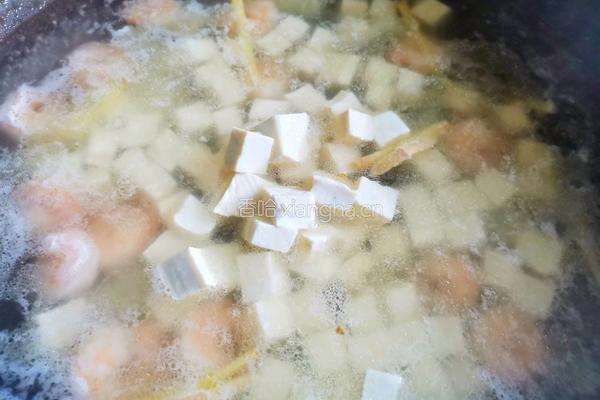 西兰花虾仁豆腐汤的做法图解5