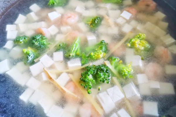 西兰花虾仁豆腐汤的做法图解7