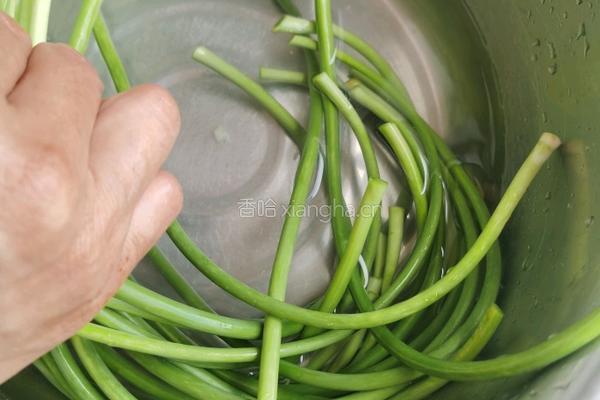 蒜苔炒肉丝的做法图解1