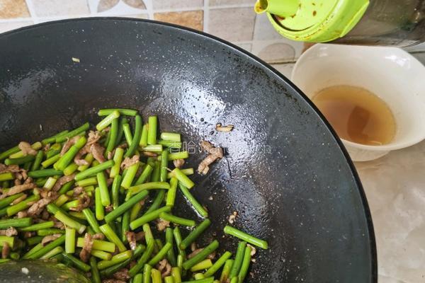蒜苔炒肉丝的做法图解7