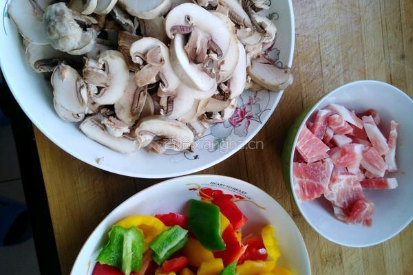 青红椒肉炒口蘑的做法图解1