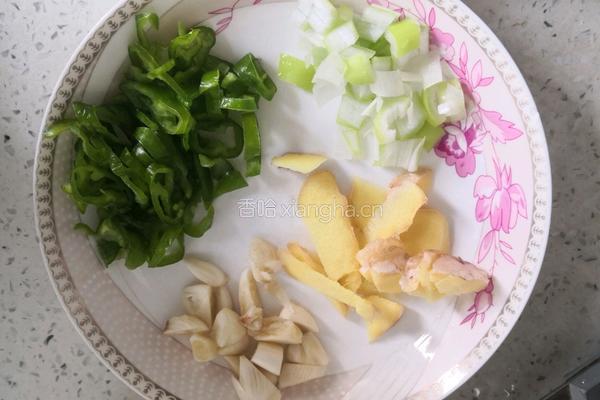 土豆蘑菇胡萝卜炖鸡的做法图解7