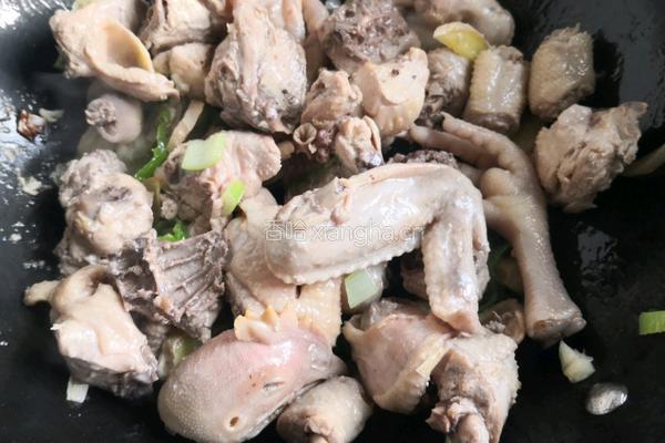 土豆蘑菇胡萝卜炖鸡的做法图解10