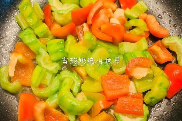 苦瓜甜椒炒鸡蛋的做法图解2