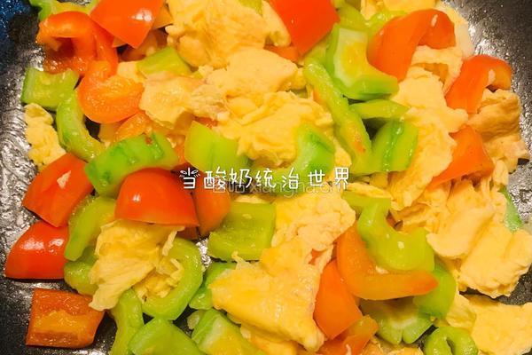 苦瓜甜椒炒鸡蛋的做法图解4