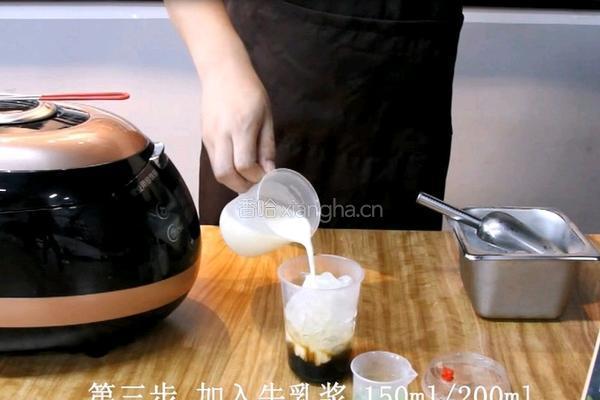 抹茶脏脏鲜牛乳的做法图解3