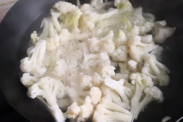 西红柿炒菜花的做法图解2