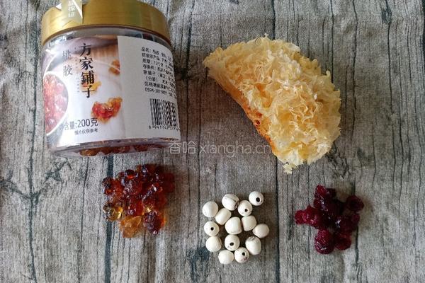 桃胶莲子银耳羹（美容养颜)的做法图解1