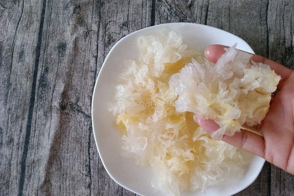 桃胶莲子银耳羹（美容养颜)的做法图解5
