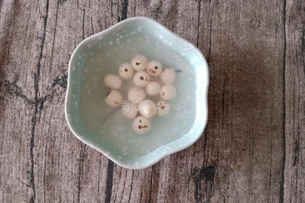 桃胶莲子银耳羹（美容养颜)的做法图解6