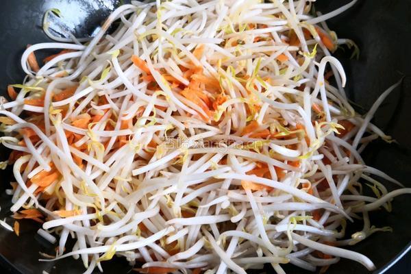 胡萝卜丝炒豆芽的做法图解5