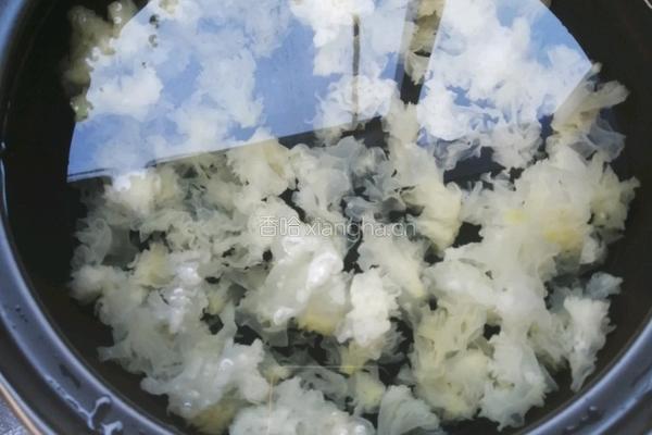 银耳莲子羹的做法图解3