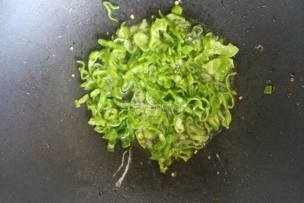 辣椒炒鸡蛋的做法图解4