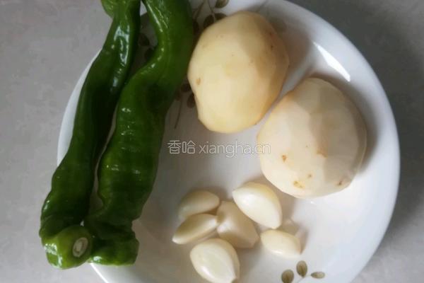 辣椒烧土豆的做法图解1