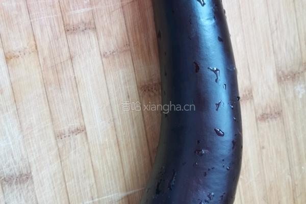 蒜蓉烤茄子的做法图解1