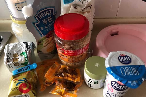 抹茶咸蛋黄肉松面包的做法图解1