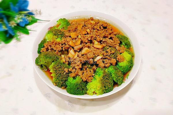 西兰花蒸肉末的做法图解1