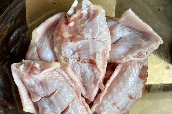 电饭煲蜜汁鸡翅的做法图解1