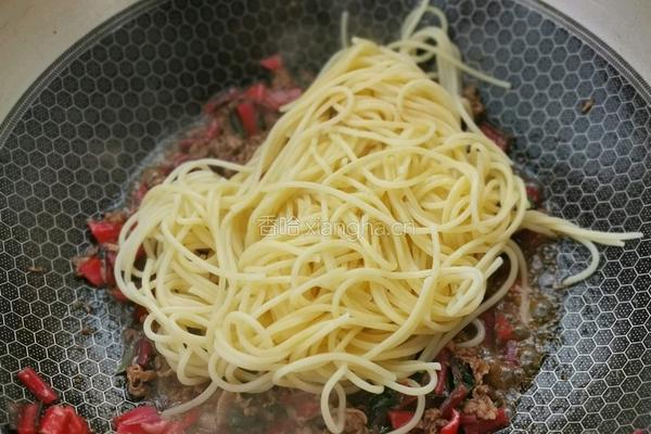 红甜菜肉酱意大利面的做法图解8
