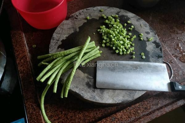 豆角煎蛋的做法图解1