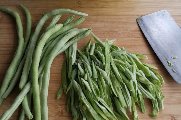 腊肉炒芸豆丝的做法图解2
