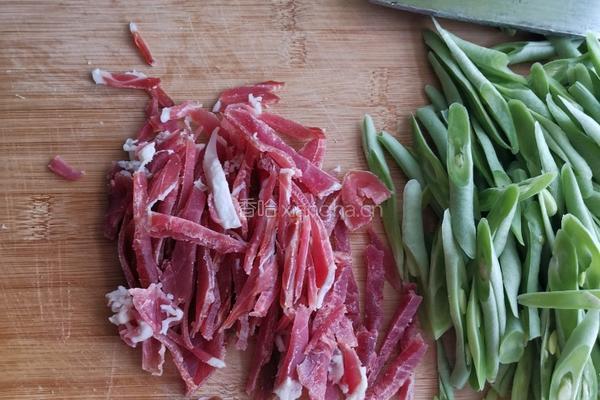 腊肉炒芸豆丝的做法图解3