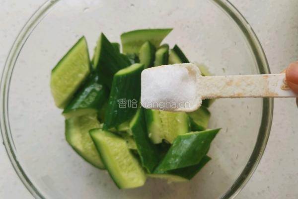 凉拌小黄瓜的做法图解2