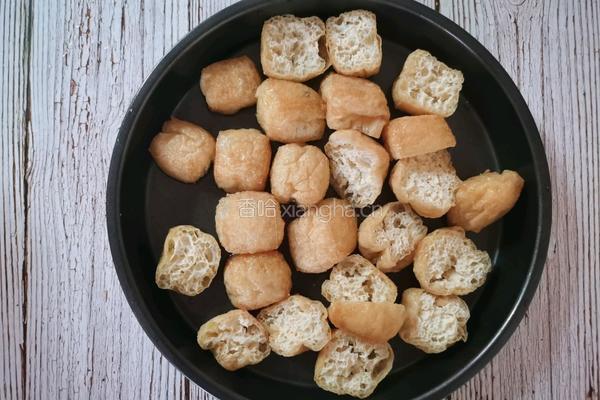 油豆腐炒瘦肉的做法图解1