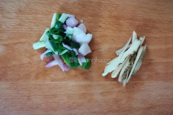油豆腐炒瘦肉的做法图解2