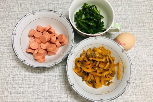 鸡蛋火腿榨菜炒面的做法图解1