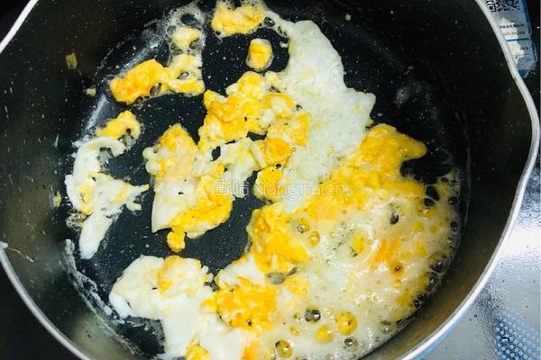 鸡蛋火腿榨菜炒面的做法图解3